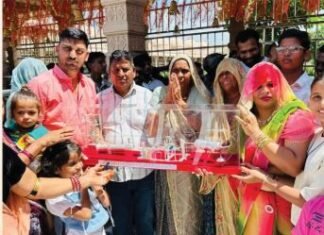 व्यापारी की अनोखी आस्था, 2.40 लाख रुपये के चांदी मॉडल के साथ की 40 किमी पदयात्रा