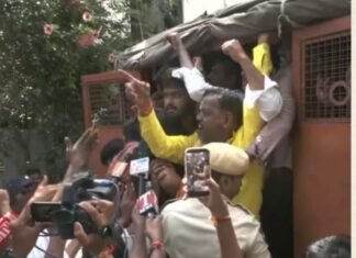 विधानसभा से पुलिस स्टेशन तक हंगामा, गिरफ्तार MLC के समर्थन में BRS का प्रदर्शन News Desk