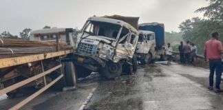 हादसे के बाद सड़क पर खड़े वाहन से भिड़ा ट्रेलर, NH-130 पर मचा हड़कंप