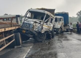 हादसे के बाद सड़क पर खड़े वाहन से भिड़ा ट्रेलर, NH-130 पर मचा हड़कंप