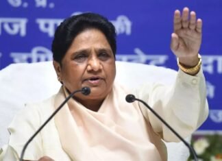 अखिलेश के पीडीए रथ पर मायावती का हमला, भगवा रंग को लेकर साधा निशाना