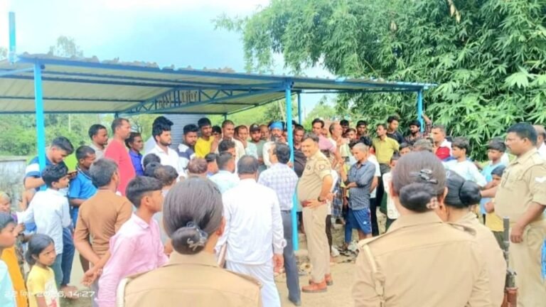Mirzapur: 15 साल से सड़क बदहाल, ग्रामीणों का धरना, 5 लोग आमरण अनशन पर बैठे