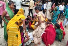 स्कूल जाते समय छात्रा की हादसे में मौत, आक्रोशित परिजनों ने सड़क पर शव रख लगाया जाम News Desk
