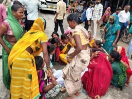 स्कूल जाते समय छात्रा की हादसे में मौत, आक्रोशित परिजनों ने सड़क पर शव रख लगाया जाम News Desk