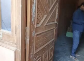 Chandauli: देसी शराब की दुकान में बड़ी चोरी, 1.20 लाख नकदी समेत करीब दो लाख का माल पार, छत का दरवाजा तोड़कर दुकान में घुसे चोर