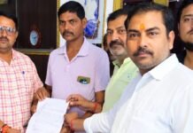 तुलसीपुर में रेलवे की दुकानों का किराया 12 गुना बढ़ा:65 वर्ग फीट जमीन का सालाना शुल्क 3,750 से 45,100 रुपए हुआ, व्यापारियों ने मंत्री प्रतिनिधि को ज्ञापन सौंपा। तुलसीपुर में रेलवे की दुकानों का किराया 12 गुना बढ़ा:65 वर्ग फीट जमीन का सालाना शुल्क 3,750 से 45,100 रुपए हुआ, व्यापारियों ने मंत्री प्रतिनिधि को ज्ञापन सौंपा।