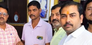 तुलसीपुर में रेलवे की दुकानों का किराया 12 गुना बढ़ा:65 वर्ग फीट जमीन का सालाना शुल्क 3,750 से 45,100 रुपए हुआ, व्यापारियों ने मंत्री प्रतिनिधि को ज्ञापन सौंपा। तुलसीपुर में रेलवे की दुकानों का किराया 12 गुना बढ़ा:65 वर्ग फीट जमीन का सालाना शुल्क 3,750 से 45,100 रुपए हुआ, व्यापारियों ने मंत्री प्रतिनिधि को ज्ञापन सौंपा।