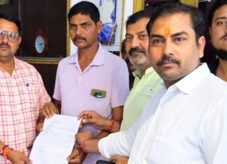 तुलसीपुर में रेलवे की दुकानों का किराया 12 गुना बढ़ा:65 वर्ग फीट जमीन का सालाना शुल्क 3,750 से 45,100 रुपए हुआ, व्यापारियों ने मंत्री प्रतिनिधि को ज्ञापन सौंपा। तुलसीपुर में रेलवे की दुकानों का किराया 12 गुना बढ़ा:65 वर्ग फीट जमीन का सालाना शुल्क 3,750 से 45,100 रुपए हुआ, व्यापारियों ने मंत्री प्रतिनिधि को ज्ञापन सौंपा।