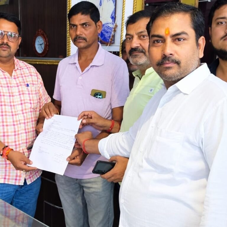 तुलसीपुर में रेलवे की दुकानों का किराया 12 गुना बढ़ा:65 वर्ग फीट जमीन का सालाना शुल्क 3,750 से 45,100 रुपए हुआ, व्यापारियों ने मंत्री प्रतिनिधि को ज्ञापन सौंपा।