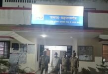 ठूठीबारी में 25 शीशी नेपाली शराब के साथ तस्कर गिरफ्तार:पुलिस ने 7.5 लीटर शराब बरामद किया, आरोपी को भेजा जेल ठूठीबारी में 25 शीशी नेपाली शराब के साथ तस्कर गिरफ्तार:पुलिस ने 7.5 लीटर शराब बरामद किया, आरोपी को भेजा जेल