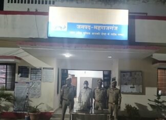 ठूठीबारी में 25 शीशी नेपाली शराब के साथ तस्कर गिरफ्तार:पुलिस ने 7.5 लीटर शराब बरामद किया, आरोपी को भेजा जेल ठूठीबारी में 25 शीशी नेपाली शराब के साथ तस्कर गिरफ्तार:पुलिस ने 7.5 लीटर शराब बरामद किया, आरोपी को भेजा जेल