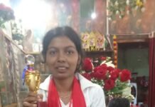 सिसवा बाजार की चंदा ने ब्यूटीशियन प्रतियोगिता में शील्ड जीती:सिंदुरिया के अनमोल ब्यूटी पार्लर में शानदार प्रदर्शन कर गांव का नाम रोशन किया सिसवा बाजार की चंदा ने ब्यूटीशियन प्रतियोगिता में शील्ड जीती:सिंदुरिया के अनमोल ब्यूटी पार्लर में शानदार प्रदर्शन कर गांव का नाम रोशन किया