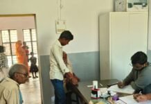 इटवा में आरोग्य मेले में 163 मरीजों की जांच:डॉक्टरों ने दी दवा और बदलते मौसम में सेहत का ध्यान रखने की सलाह इटवा में आरोग्य मेले में 163 मरीजों की जांच:डॉक्टरों ने दी दवा और बदलते मौसम में सेहत का ध्यान रखने की सलाह