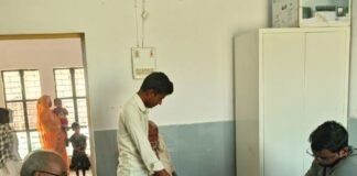 इटवा में आरोग्य मेले में 163 मरीजों की जांच:डॉक्टरों ने दी दवा और बदलते मौसम में सेहत का ध्यान रखने की सलाह इटवा में आरोग्य मेले में 163 मरीजों की जांच:डॉक्टरों ने दी दवा और बदलते मौसम में सेहत का ध्यान रखने की सलाह