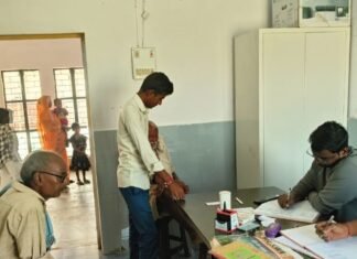 इटवा में आरोग्य मेले में 163 मरीजों की जांच:डॉक्टरों ने दी दवा और बदलते मौसम में सेहत का ध्यान रखने की सलाह इटवा में आरोग्य मेले में 163 मरीजों की जांच:डॉक्टरों ने दी दवा और बदलते मौसम में सेहत का ध्यान रखने की सलाह