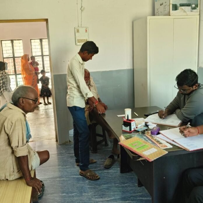 इटवा में आरोग्य मेले में 163 मरीजों की जांच:डॉक्टरों ने दी दवा और बदलते मौसम में सेहत का ध्यान रखने की सलाह