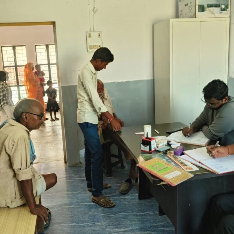 इटवा में आरोग्य मेले में 163 मरीजों की जांच:डॉक्टरों ने दी दवा और बदलते मौसम में सेहत का ध्यान रखने की सलाह