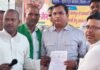महराजगंज में ग्रामीणों का धरना:सड़क और नाली निर्माण की मांग, तहसीलदार ने मांगा 27 दिन का समय महराजगंज में ग्रामीणों का धरना:सड़क और नाली निर्माण की मांग, तहसीलदार ने मांगा 27 दिन का समय