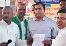 महराजगंज में ग्रामीणों का धरना:सड़क और नाली निर्माण की मांग, तहसीलदार ने मांगा 27 दिन का समय महराजगंज में ग्रामीणों का धरना:सड़क और नाली निर्माण की मांग, तहसीलदार ने मांगा 27 दिन का समय