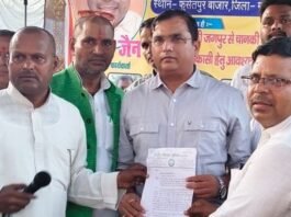 महराजगंज में ग्रामीणों का धरना:सड़क और नाली निर्माण की मांग, तहसीलदार ने मांगा 27 दिन का समय