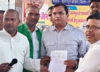 महराजगंज में ग्रामीणों का धरना:सड़क और नाली निर्माण की मांग, तहसीलदार ने मांगा 27 दिन का समय महराजगंज में ग्रामीणों का धरना:सड़क और नाली निर्माण की मांग, तहसीलदार ने मांगा 27 दिन का समय