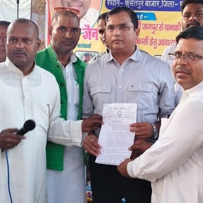 महराजगंज में ग्रामीणों का धरना:सड़क और नाली निर्माण की मांग, तहसीलदार ने मांगा 27 दिन का समय