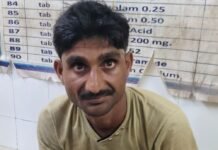 पुरानी ईंटें साफ करते युवक को सांप ने काटा:मोतीपुर के रानीपुर बांगला गांव में हादसा, इलाज के बाद घर भेजा