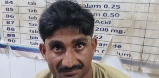पुरानी ईंटें साफ करते युवक को सांप ने काटा:मोतीपुर के रानीपुर बांगला गांव में हादसा, इलाज के बाद घर भेजा