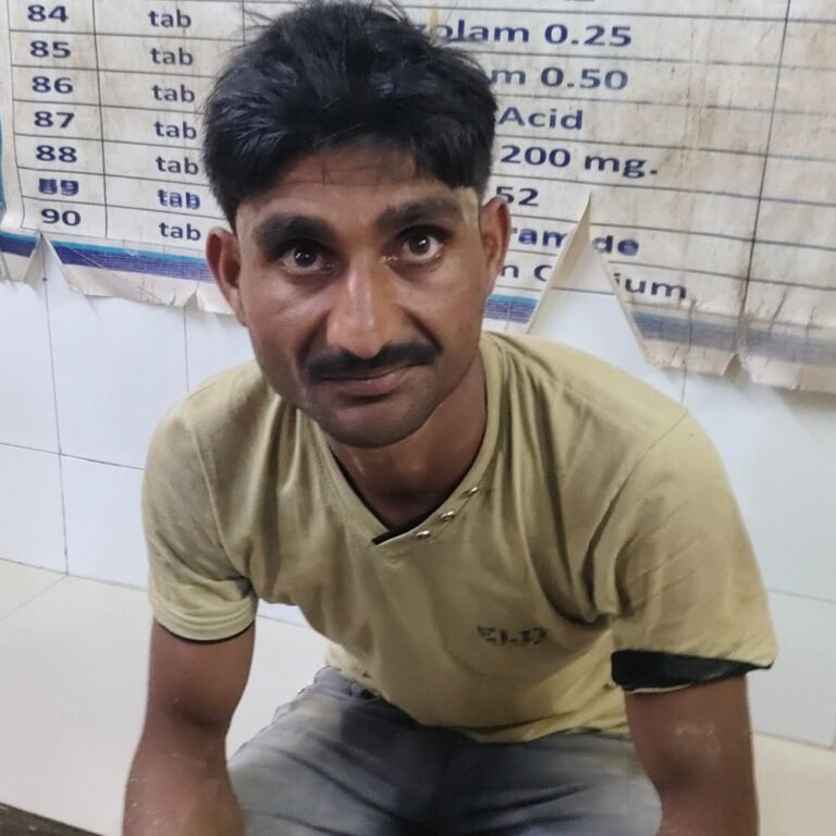 पुरानी ईंटें साफ करते युवक को सांप ने काटा:मोतीपुर के रानीपुर बांगला गांव में हादसा, इलाज के बाद घर भेजा