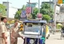 महराजगंज में नाबालिग ई-रिक्शा चालकों पर कार्रवाई:कई ई-रिक्शा सीज, नियम तोड़ने वालों के चालान भी काटे महराजगंज में नाबालिग ई-रिक्शा चालकों पर कार्रवाई:कई ई-रिक्शा सीज, नियम तोड़ने वालों के चालान भी काटे