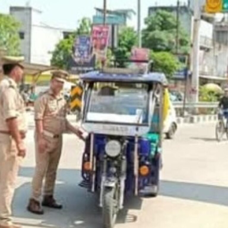 महराजगंज में नाबालिग ई-रिक्शा चालकों पर कार्रवाई:कई ई-रिक्शा सीज, नियम तोड़ने वालों के चालान भी काटे