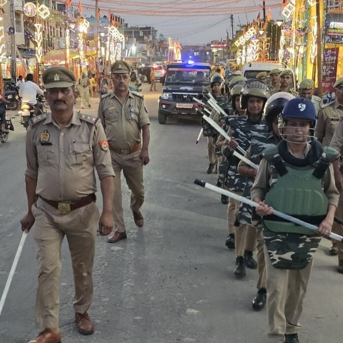बेलौहा में दशहरा-नवरात्रि से पहले पुलिस का फ्लैग मार्च:सुरक्षा व्यवस्था को लेकर सतर्कता बरती, लोगों को शांति का संदेश दिया