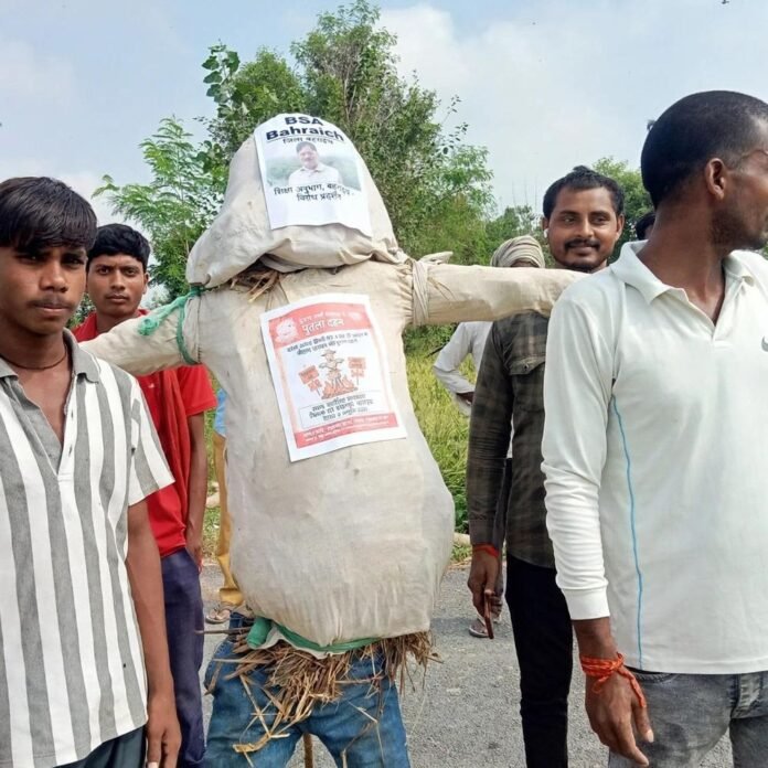 बहराइच में सुभाष आर्मी ने BSA का पुतला फूंका:शिक्षा विभाग में गड़बड़ियों का आरोप, कार्रवाई न होने पर बड़े आंदोलन की चेतावनी