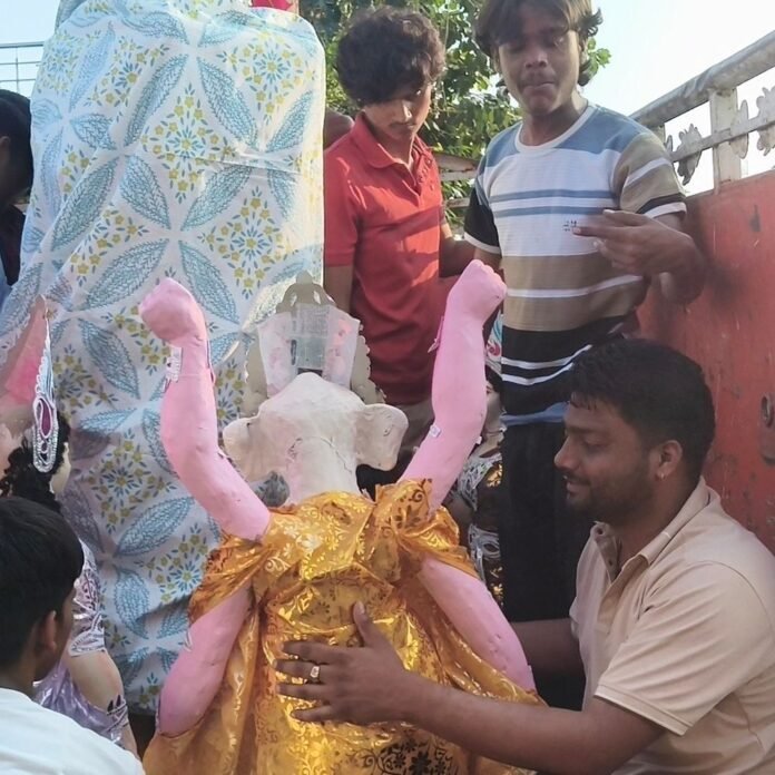 उतरौला में शारदीय नवरात्र की तैयारियां पूरी:बाजारों में रौनक, मंदिरों में विशेष पूजा-अर्चना की तैयारी