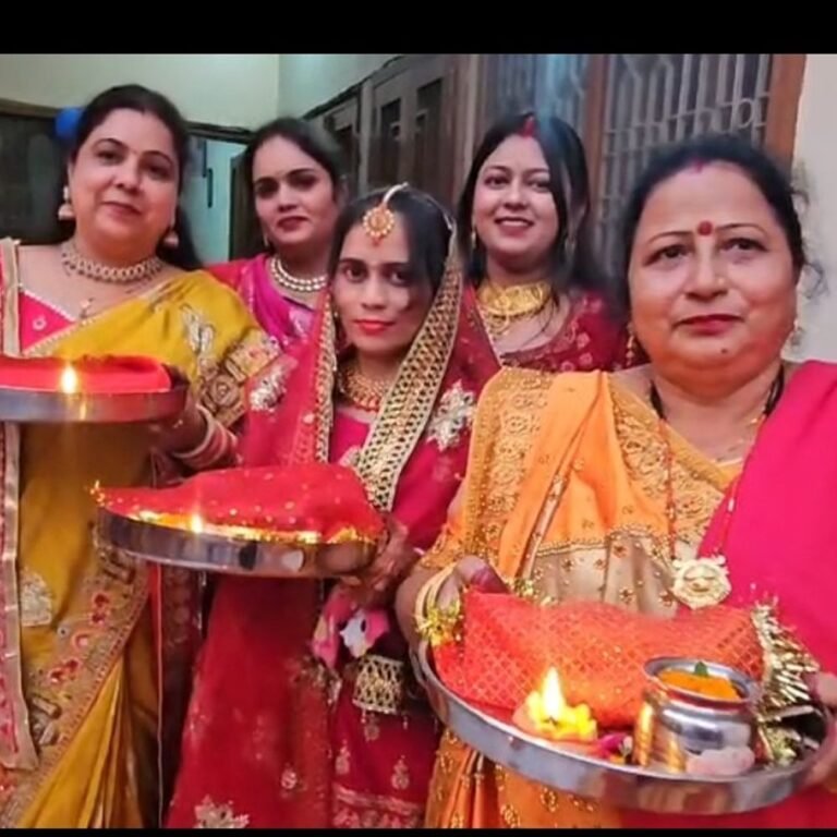 इकौना में महिलाओं ने विधि-विधान से की पूजा:छलनी से चांद और पति का चेहरा देखकर ग्रहण किया जल