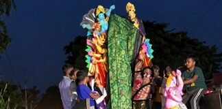 नवरात्र के पहले दिन निकलीं मां दुर्गा की प्रतिमाएं:सिद्धार्थनगर में डीजे की धुन पर नाचते-गाते पंडालों तक पहुंचे श्रद्धालु नवरात्र के पहले दिन निकलीं मां दुर्गा की प्रतिमाएं:सिद्धार्थनगर में डीजे की धुन पर नाचते-गाते पंडालों तक पहुंचे श्रद्धालु