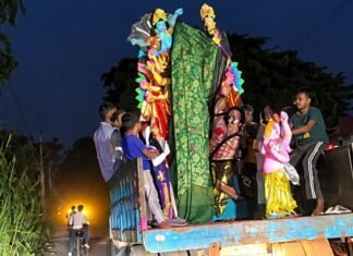 नवरात्र के पहले दिन निकलीं मां दुर्गा की प्रतिमाएं:सिद्धार्थनगर में डीजे की धुन पर नाचते-गाते पंडालों तक पहुंचे श्रद्धालु नवरात्र के पहले दिन निकलीं मां दुर्गा की प्रतिमाएं:सिद्धार्थनगर में डीजे की धुन पर नाचते-गाते पंडालों तक पहुंचे श्रद्धालु