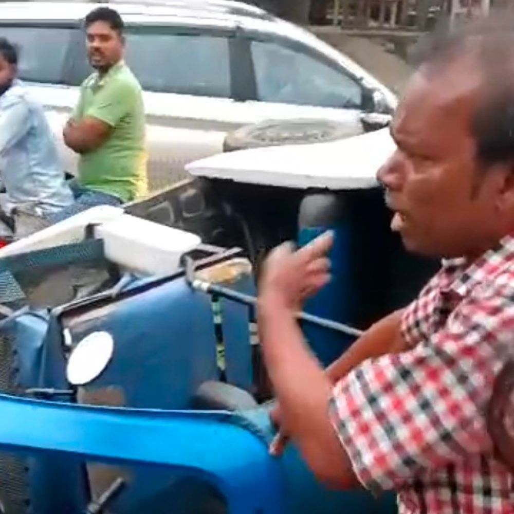 महादेवा में टेंपो-बाइक की टक्कर, टेंपो पलटा:बस्ती-महुली मार्ग पर हादसा; सब्जी लेने जा रहे शोभनपुर निवासी बाइक चालक की बाइक क्षतिग्रस्त
