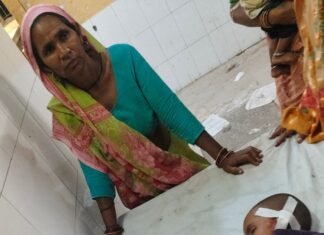 मिहींपुरवा में छत से गिरी बच्ची:परवानी गौढ़ी में खेलते समय हादसा, गंभीर हालत में मोतीपुर अस्पताल में भर्ती