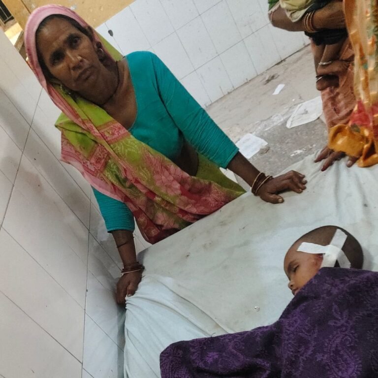 मिहींपुरवा में छत से गिरी बच्ची:परवानी गौढ़ी में खेलते समय हादसा, गंभीर हालत में मोतीपुर अस्पताल में भर्ती
