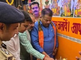 गालापुर वटवासिनी धाम में दीपोत्सव, अधिकारी-जनप्रतिनिधि पहुंचे:शारदीय नवरात्र पर देर रात तक गूंजे जयकारे, मंदिर परिसर दीपों से जगमगाया