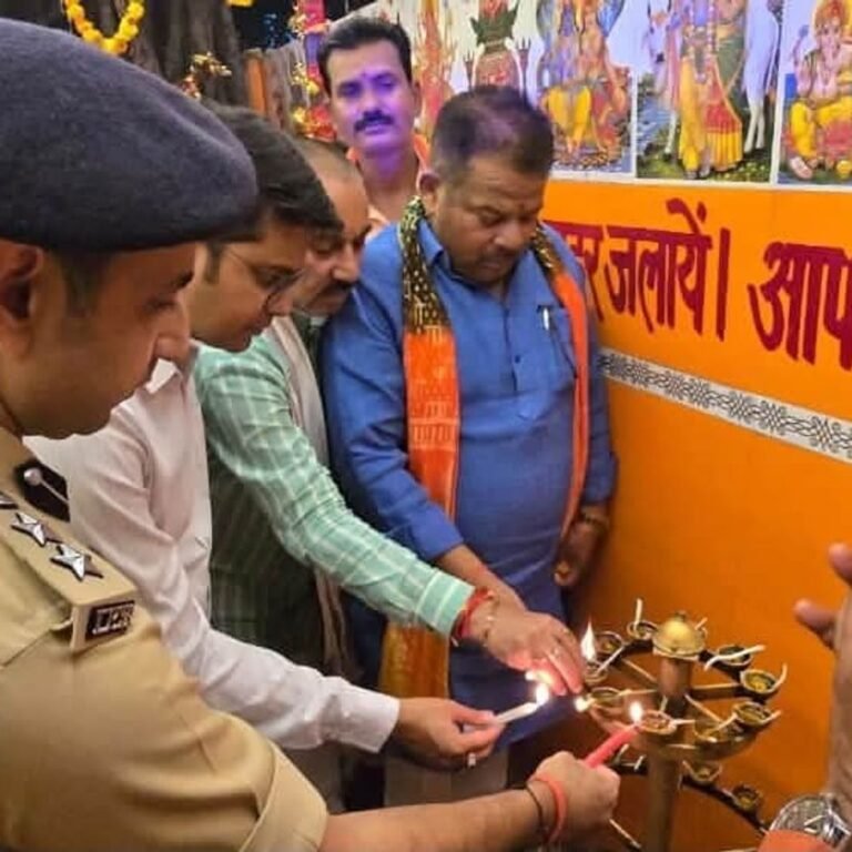 गालापुर वटवासिनी धाम में दीपोत्सव, अधिकारी-जनप्रतिनिधि पहुंचे:शारदीय नवरात्र पर देर रात तक गूंजे जयकारे, मंदिर परिसर दीपों से जगमगाया