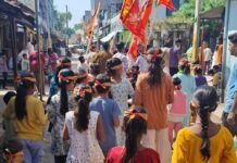 नवाबगंज में दुर्गा पूजा महोत्सव पर निकली कलश यात्रा:नवदुर्गा पूजा समिति अध्यक्ष सुंदरलाल गुप्ता के नेतृत्व में काली मंदिर से शुरू हुई यात्रा नवाबगंज में दुर्गा पूजा महोत्सव पर निकली कलश यात्रा:नवदुर्गा पूजा समिति अध्यक्ष सुंदरलाल गुप्ता के नेतृत्व में काली मंदिर से शुरू हुई यात्रा
