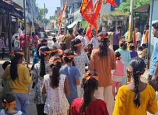 नवाबगंज में दुर्गा पूजा महोत्सव पर निकली कलश यात्रा:नवदुर्गा पूजा समिति अध्यक्ष सुंदरलाल गुप्ता के नेतृत्व में काली मंदिर से शुरू हुई यात्रा नवाबगंज में दुर्गा पूजा महोत्सव पर निकली कलश यात्रा:नवदुर्गा पूजा समिति अध्यक्ष सुंदरलाल गुप्ता के नेतृत्व में काली मंदिर से शुरू हुई यात्रा