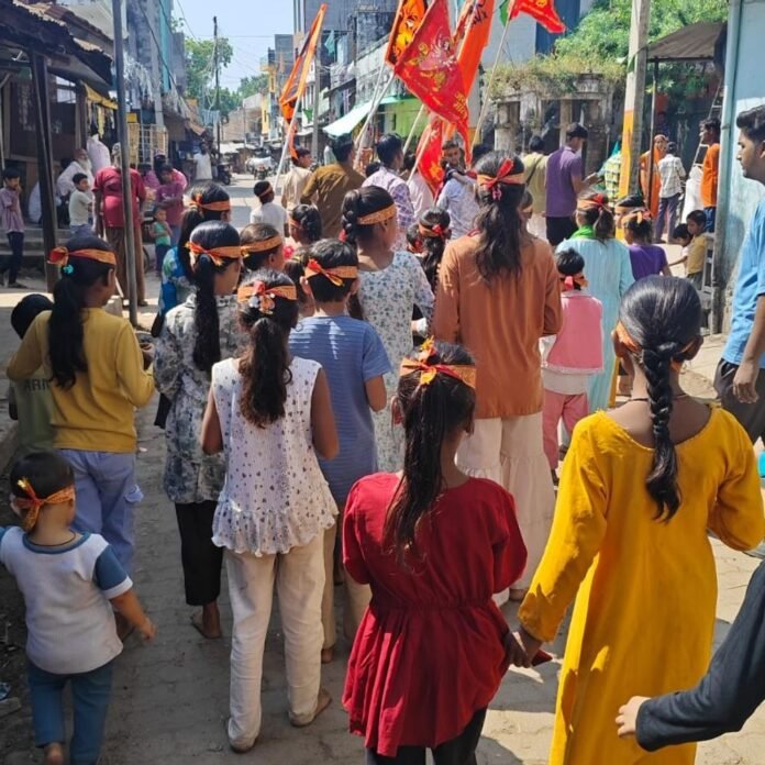 नवाबगंज में दुर्गा पूजा महोत्सव पर निकली कलश यात्रा:नवदुर्गा पूजा समिति अध्यक्ष सुंदरलाल गुप्ता के नेतृत्व में काली मंदिर से शुरू हुई यात्रा