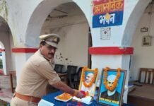 श्रावस्ती पुलिस ने गांधी-शास्त्री जयंती पर दी श्रद्धांजलि:एसपी ने सत्य, अहिंसा और स्वच्छता का संकल्प दिलाया