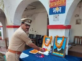 श्रावस्ती पुलिस ने गांधी-शास्त्री जयंती पर दी श्रद्धांजलि:एसपी ने सत्य, अहिंसा और स्वच्छता का संकल्प दिलाया