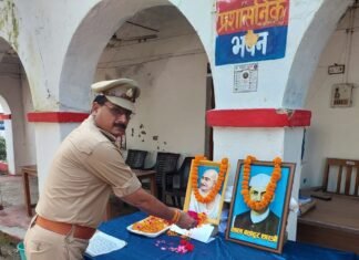 श्रावस्ती पुलिस ने गांधी-शास्त्री जयंती पर दी श्रद्धांजलि:एसपी ने सत्य, अहिंसा और स्वच्छता का संकल्प दिलाया