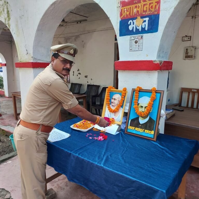 श्रावस्ती पुलिस ने गांधी-शास्त्री जयंती पर दी श्रद्धांजलि:एसपी ने सत्य, अहिंसा और स्वच्छता का संकल्प दिलाया