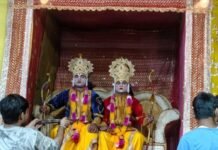 विशेश्वरगंज में रामलीला के दौरान धनुष यज्ञ और लक्ष्मण-परशुराम संवाद:कलाकारों ने शानदार अभिनय से दर्शकों का मन मोहा, श्रीराम ने तोड़ा शिव धनुष विशेश्वरगंज में रामलीला के दौरान धनुष यज्ञ और लक्ष्मण-परशुराम संवाद:कलाकारों ने शानदार अभिनय से दर्शकों का मन मोहा, श्रीराम ने तोड़ा शिव धनुष